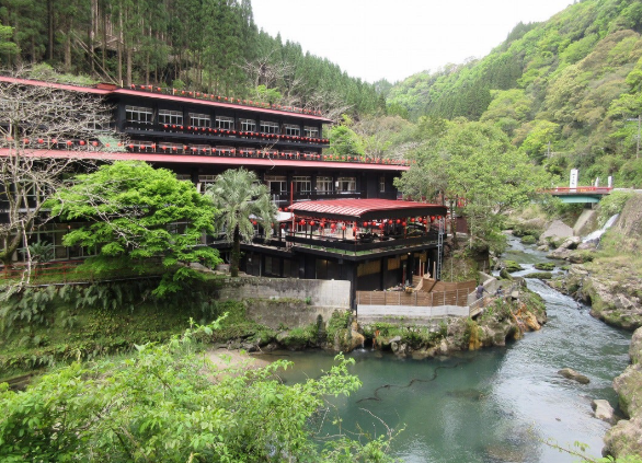 Private open-air hot spring bath overlooking the river at Yamanoyu Kawaoto Ryokan